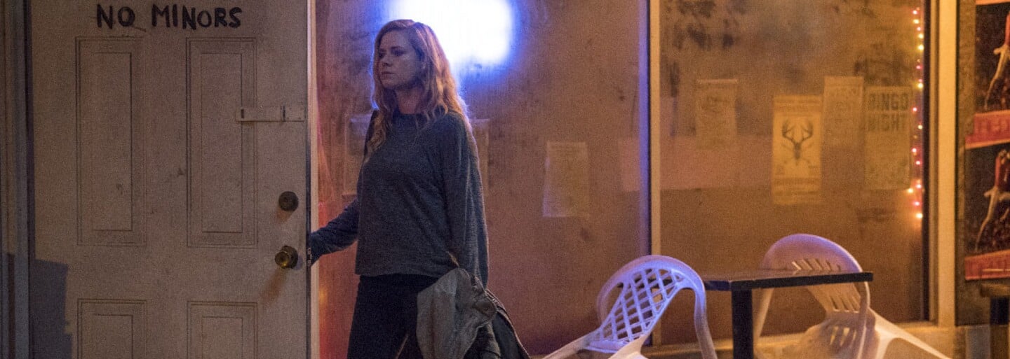 Psychicky krehká reportérka Amy Adams sa púšťa do reportáže o vraždách v mrazivej ukážke nového seriálu od HBO