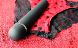Půjčil si vibrátor přítelkyně a použil ho s dalším mužem. Nad tímto příběhem zůstává rozum stát
