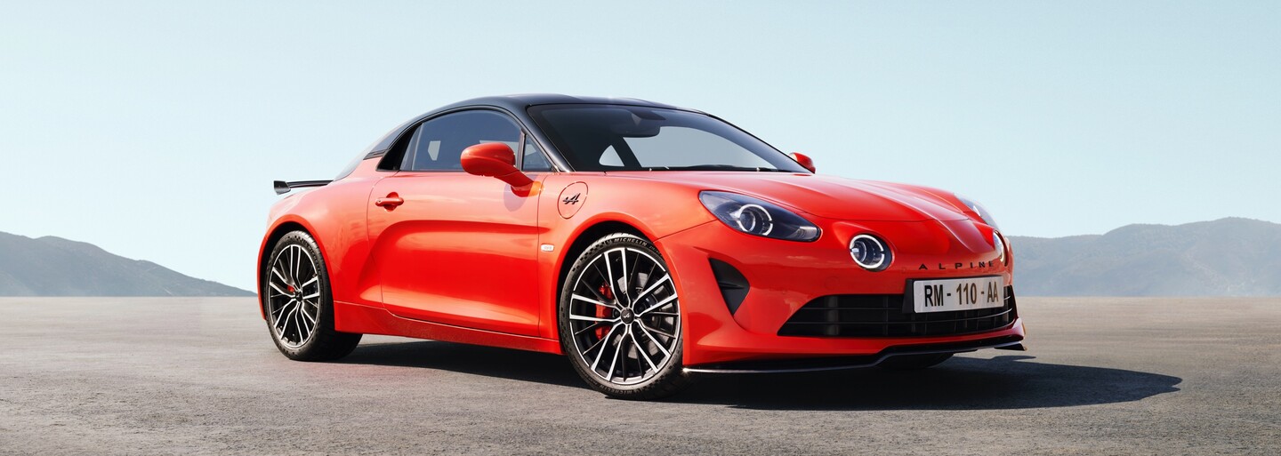 Puristický Alpine A110 dostal nové verzie, ktoré zvyšujú výkon a pridávajú karbónové doplnky