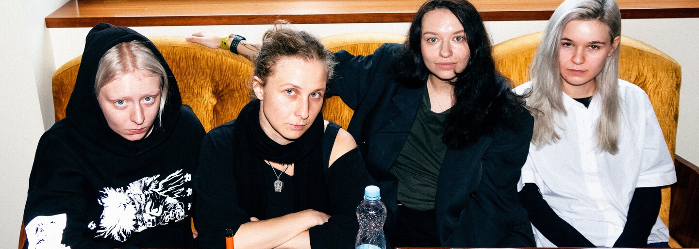 Pussy Riot mají první výstavu, na Islandu se ohlíží za sametovým terorismem