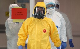 Putin sa po nemocnici prechádzal v žltom skafandri. Šírenie vírusu nepodceňuje ani Moskva