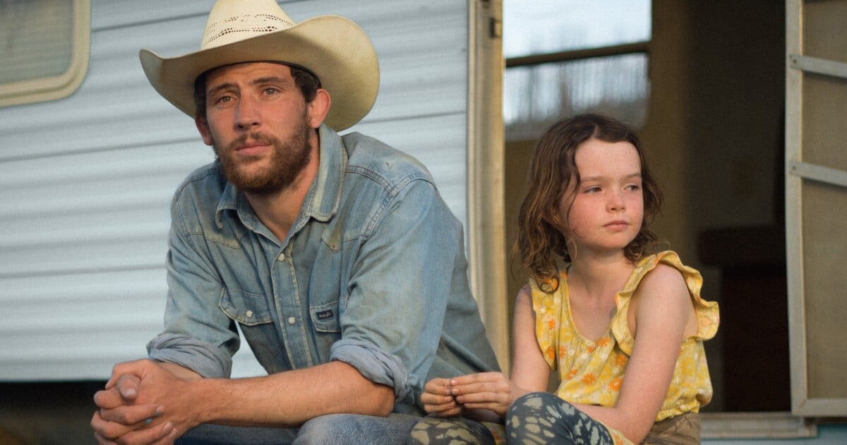 RECENZE: Požár mu sebral všechno a on musí začít znova. Rebuilding s Joshem O'Connorem patří mezi letošní must-see filmy