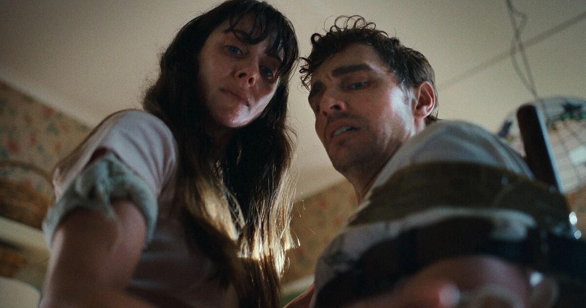 Do českých kin míří hororový banger se 100procentním skóre. V ulítlé novince srůstají lidé k sobě