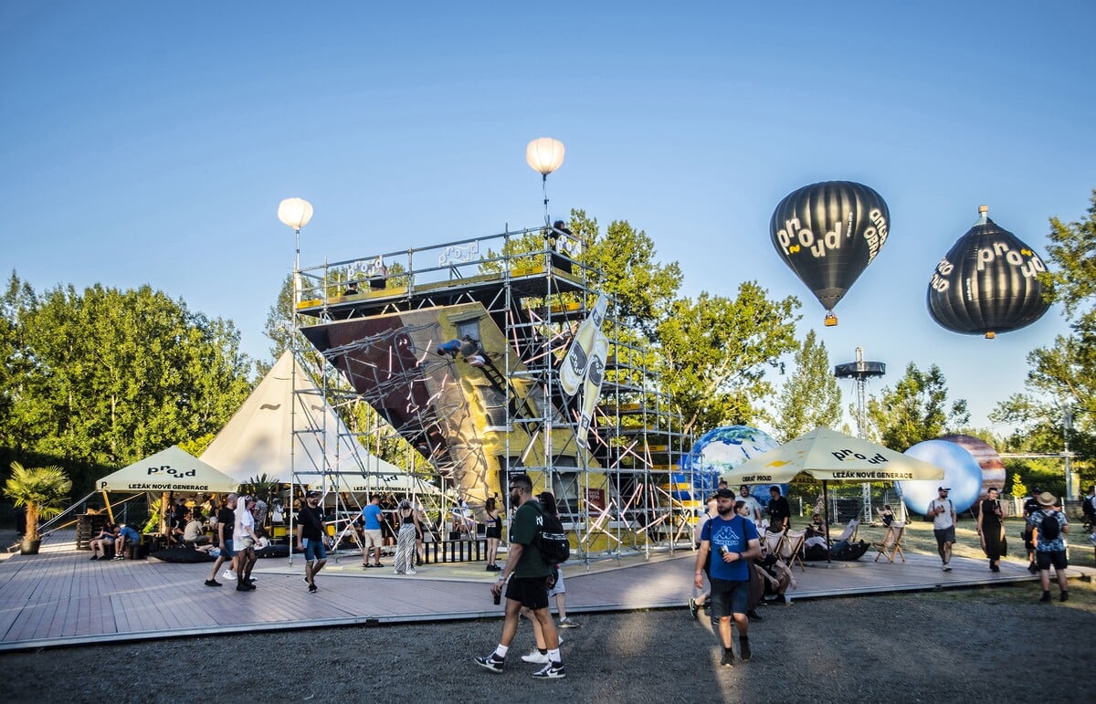 Proud na akci Beats for Love