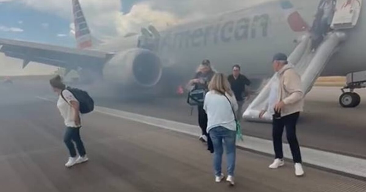 VIDEO: Drama na palubě letadla. Hustý kouř vyvolal paniku, cestující se museli evakuovat