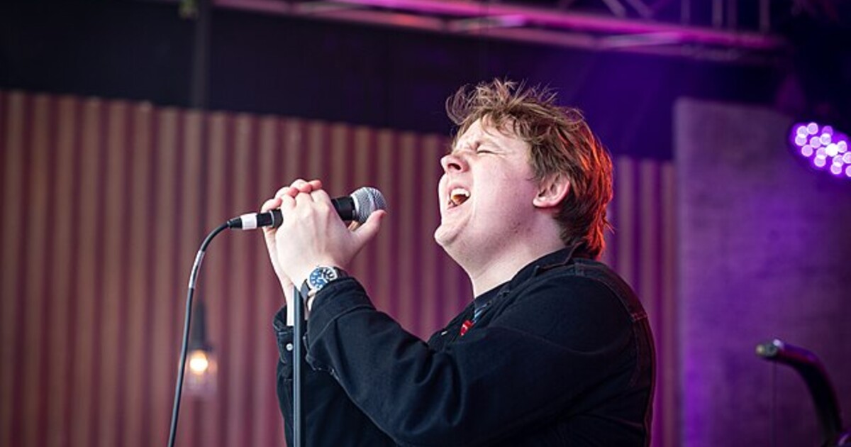 Lewis Capaldi promluvil o svém comebacku na Glastonbury. Pomohla mu terapie