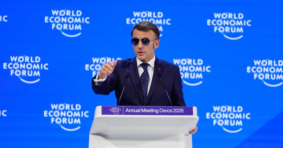 Macronovy „Top Gun“ brýle ovládly internet. Na virál reagovala i samotná značka