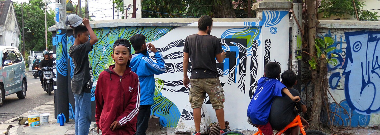 Radek NONECK se věnuje street artu a graffiti v ulicích Indonésie, kde podle něj panuje úplná volnost (Rozhovor)