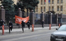 Radikální bolševici napadli dýmovnicemi českou ambasádu v Moskvě. Prý je to msta za svržení památníku Koněva