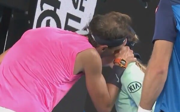 Rafael Nadal odpálil během zápasu míček do obličeje malé podavačky míčků, omluvil se jí polibkem