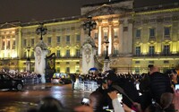 Rakev s královnou bude převezena z Buckinghamského paláce do Westminsteru. Truchlících jsou desítky tisíc