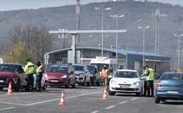 Rakúsko a Česko otvárajú hranice pre Slovákov, bez negatívneho testu tam však až do polovice júna radšej necestuj