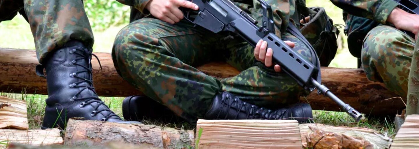 Rakúsky vojak si dal na semenníky vytetovať hákový kríž. Pôjde na 19 mesiacov do väzenia