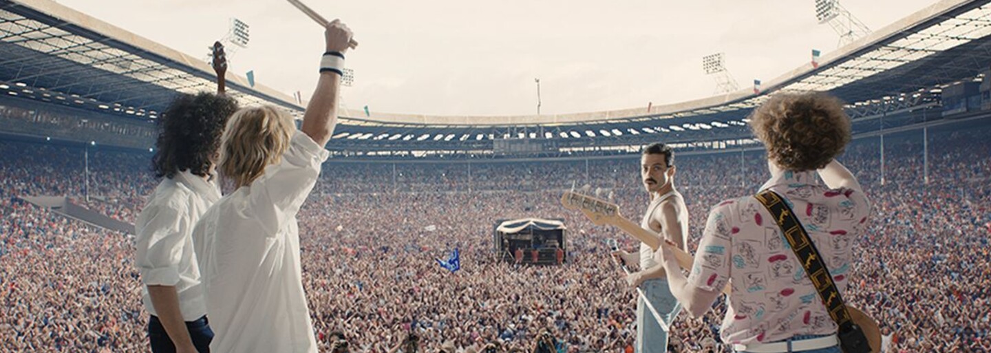 Rami Malek je Freddie Mercury! Biografický film o úžasnom spevákovi ponúka prvé obrázky, z ktorých cítiť 80. roky ako z dobových fotiek