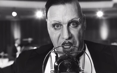 Rammstein v čiernobielom klipe odrezávajú ucho, koja rádio a vracajú sa do 20. rokov Rammstein v čiernobielom klipe odrezávajú ucho, koja rádio a vracajú sa do 20. rokov