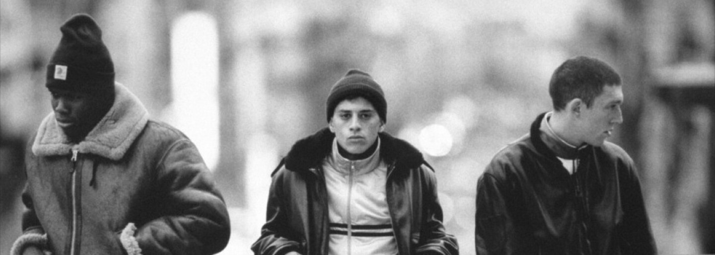 Rap, potyčky s policií a život v pařížském ghettu ti ukáže Vincent Cassel v nadčasovém snímku La Haine
