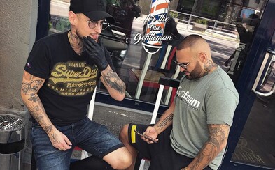 Raper a barber Benzo cestuje len v biznis triede, na letisku ho čaká čierny Mercedes. Vie, ako spraviť screenshot na ženskom tele Raper a barber Benzo cestuje len v biznis triede, na letisku ho čaká čierny Mercedes. Vie, ako spraviť screenshot na ženskom tele