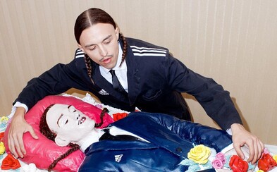 Raper Tommy Cash dostal ke svým narozeninám sám sebe jako obří dort v adidas saku Raper Tommy Cash dostal ke svým narozeninám sám sebe jako obří dort v adidas saku
