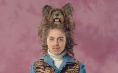 Raper Tommy Cash šokuje dalším podivným videoklipem. Tentokrát se stylizuje do surrealistických retro bytostí Raper Tommy Cash šokuje dalším podivným videoklipem. Tentokrát se stylizuje do surrealistických retro bytostí