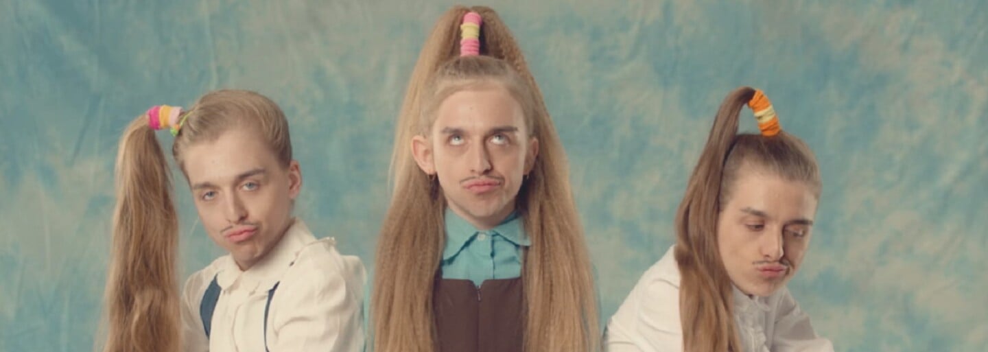 Raper Tommy Cash šokuje dalším podivným videoklipem. Tentokrát se stylizuje do surrealistických retro bytostí