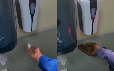 Rasistický dávkovač mydla nereaguje na tmavšiu pokožku. Úsmevné video však poukazuje na viac než dôležitý problém Rasistický dávkovač mydla nereaguje na tmavšiu pokožku. Úsmevné video však poukazuje na viac než dôležitý problém