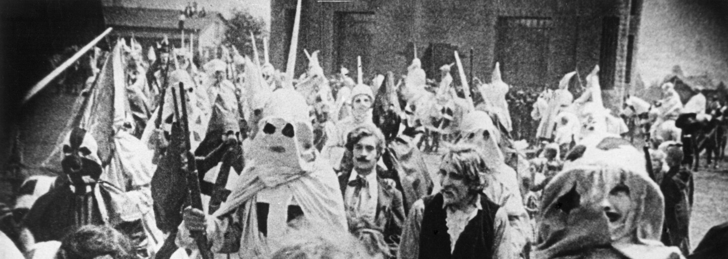 Zrodenie národa – jeden z najväčších filmov v histórii a zároveň rasistické dielo, ktoré Ku Klux Klan používal k verbovaniu nových členov