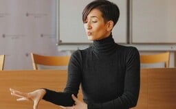 Raz som pri tlmočení dostala záchvat smiechu, priznáva Barbara, ktorá na Úrade vlády prekladá do posunkového jazyka (Rozhovor)