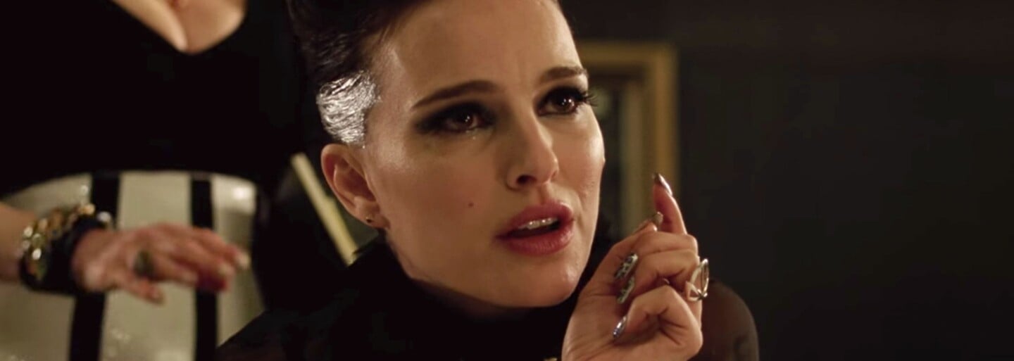 Rebelka Natalie Portman se představuje jako kontroverzní popová megahvězda v kritiky milovaném hudebním dramatu