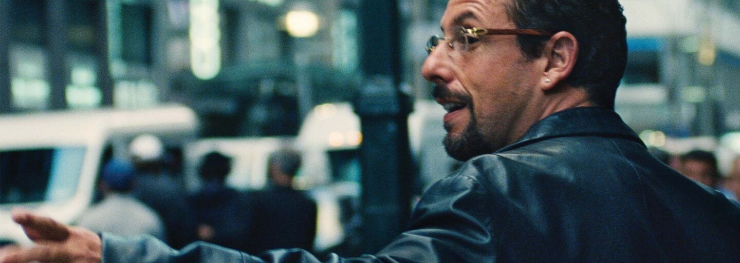 Recenzia: Adam Sandler predvádza v Uncut Gems herecký galakoncert. Geniálny film ti svojou energiou a tempom nedá vydýchnuť
