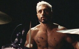 Recenzia: Riz Ahmed je metalový bubeník Ruben, ktorý príde o sluch. V emotívnej dráme Sound of Metal sa vyrovnáva s trpkým osudom