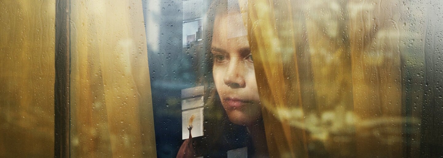 Recenzia: Trpí Amy Adams preludmi alebo skutočne videla vraždu? Mysteriózna novinka od Netflixu je sklamaním