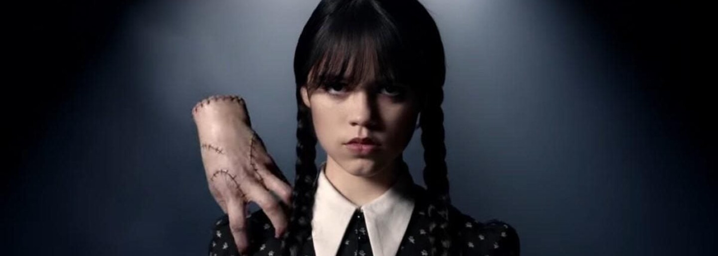 RECENZIA: Vo Wednesday dostávame až príliš veľa Harryho Pottera, za úspechom seriálu z prostredia Addamsovcov stojí Jenna Ortega