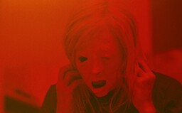 Recenze: Vyloupnuté oko, potoky krve a explicitní nahota. Possessor není pro diváky se slabším žaludkem