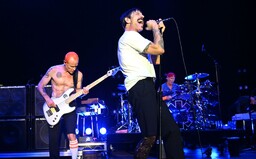 Red Hot Chili Peppers: zpěvák přišel o panictví ve 12 letech s otcovou přítelkyní, baskytarista v tom věku už kouřil trávu