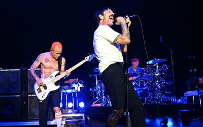 Red Hot Chili Peppers: zpěvák přišel o panictví ve 12 letech s otcovou přítelkyní, baskytarista v tom věku už kouřil trávu