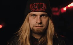 Redzed potřebuje odvykačku. V novém videu se ptá otce, jestli na něj shlíží z nebe