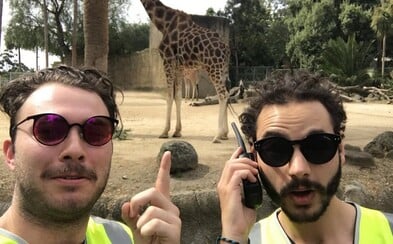 Reflexní vesty je dostaly do zoo, na koncert Coldplay i do kina úplně zdarma. Lidé až moc důvěřují uniformám Reflexní vesty je dostaly do zoo, na koncert Coldplay i do kina úplně zdarma. Lidé až moc důvěřují uniformám
