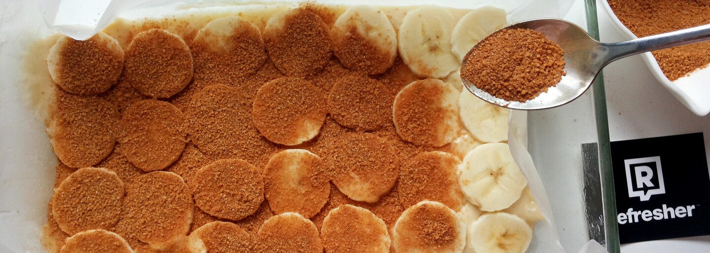 REFRESHER recept: Banánový koláč so škoricovou posýpkou