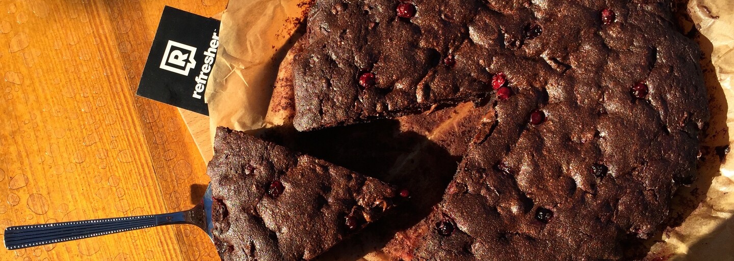 REFRESHER recept: Brownies s červeným rybízem, které vás zaručeně dostanou do kolen