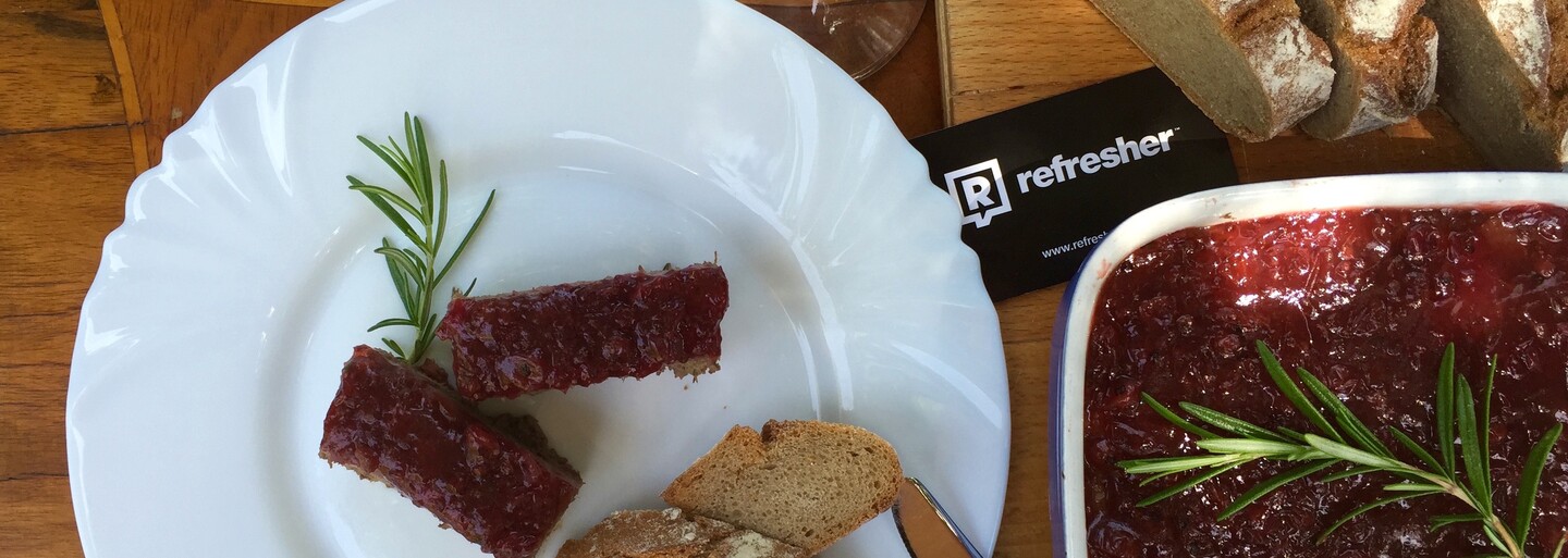 REFRESHER recept: Lehký letní oběd aneb paštika s bylinkami a brusinkami