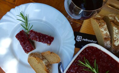 REFRESHER recept: Lehký letní oběd aneb paštika s bylinkami a brusinkami REFRESHER recept: Lehký letní oběd aneb paštika s bylinkami a brusinkami