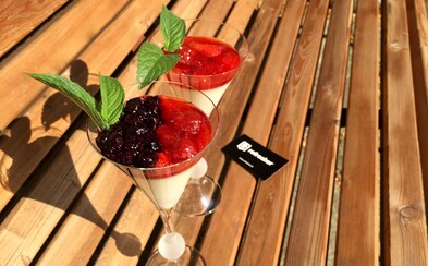 REFRESHER recept: Panna cotta s jahodovo-borůvkovým přelivem aneb letní osvěžení, které nechybí v žádné italské restauraci REFRESHER recept: Panna cotta s jahodovo-borůvkovým přelivem aneb letní osvěžení, které nechybí v žádné italské restauraci