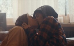 Reklama na kávu zobrazuje lásku medzi dvoma tínedžerkami a sociálne siete sa ich nevedia nabažiť