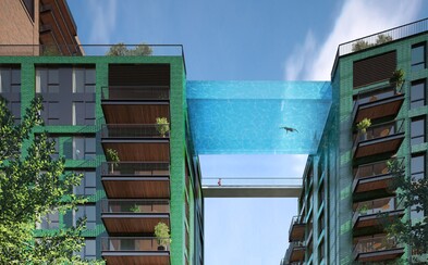 Relax v průhledném bazénu mezi budovami přímo v Londýně. Neobvyklý bazén spojí apartmány a nabídne parádní výhled Relax v průhledném bazénu mezi budovami přímo v Londýně. Neobvyklý bazén spojí apartmány a nabídne parádní výhled