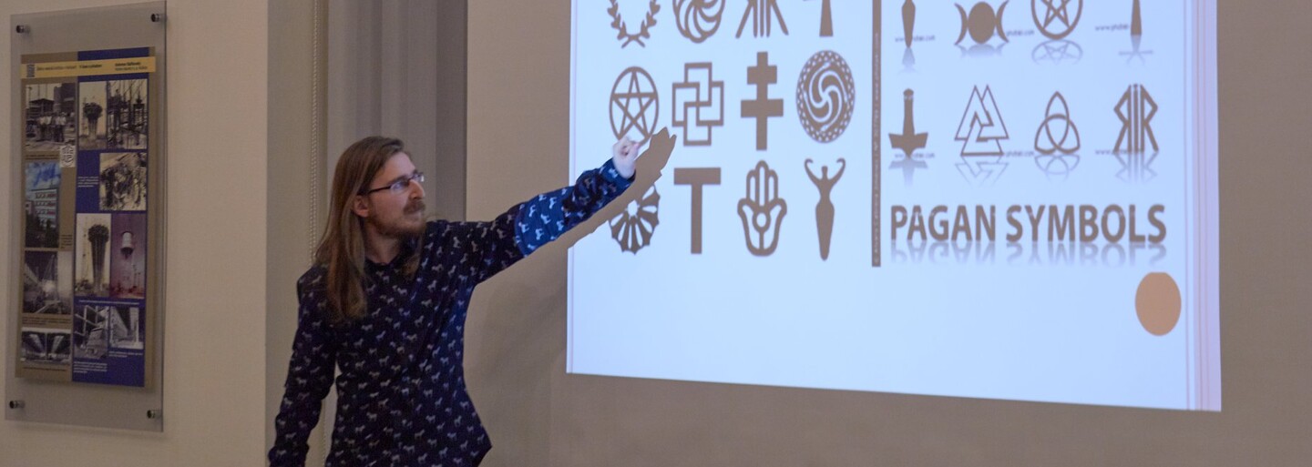 Religionista: Na oslavách zimného slnovratu ľudia vzývajú slnko, kráčajú po žeravých uhlíkoch a prijímajú „krst“ (Rozhovor)