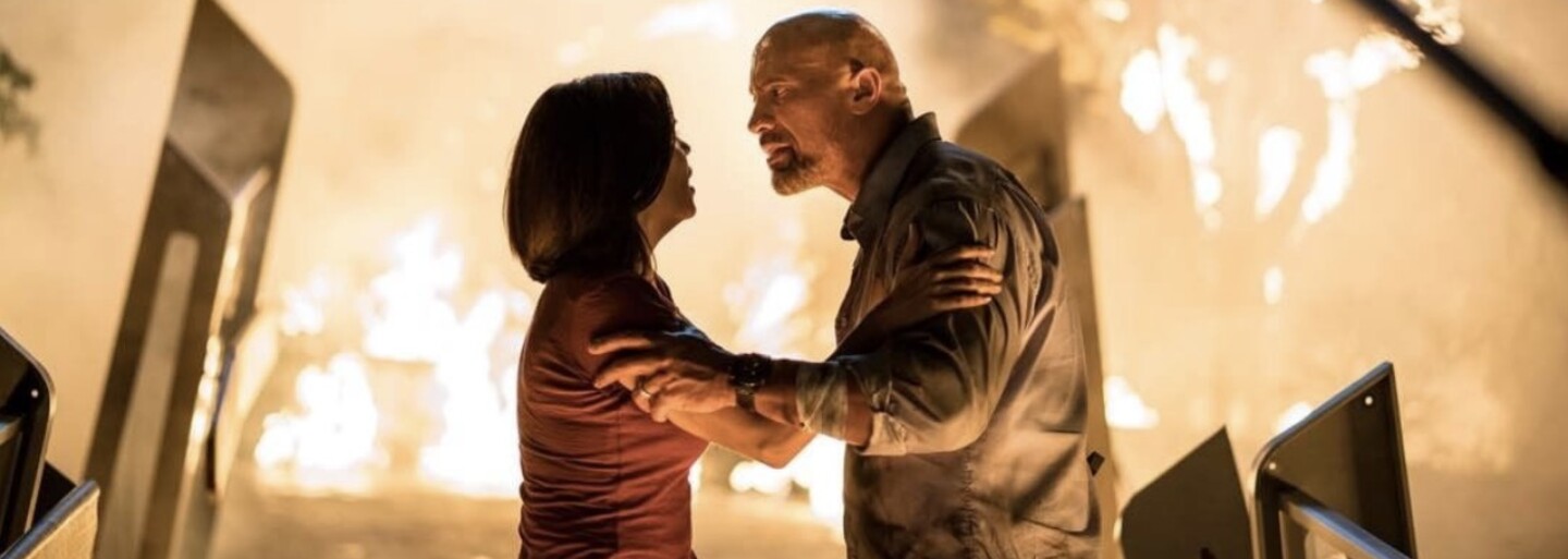 Remake Die Hard? Jednonohý a nezastaviteľný Dwayne Johnson si to v najnovšom traileri rozdal rovno s horiacim mrakodrapom a teroristami