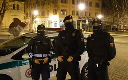 REPORTÁŽ: Ako v noci policajti kontrolujú zákaz vychádzania?