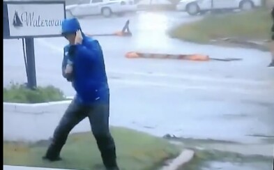Reportér bojoval pri hurikáne Florence o život vďaka vtipnému divadelnému výkonu. Odhalili ho dvaja muži v pozadí Reportér bojoval pri hurikáne Florence o život vďaka vtipnému divadelnému výkonu. Odhalili ho dvaja muži v pozadí