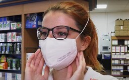 Respirátory FFP2 zdarma: Rakouské supermarkety je budou od pondělí rozdávat milionům zákazníků