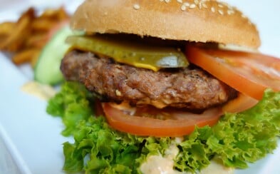Restaurace nabízela burgery s příchutí lidského masa. Kuchař se inspiroval lidmi, kteří ho doopravdy jedli Restaurace nabízela burgery s příchutí lidského masa. Kuchař se inspiroval lidmi, kteří ho doopravdy jedli